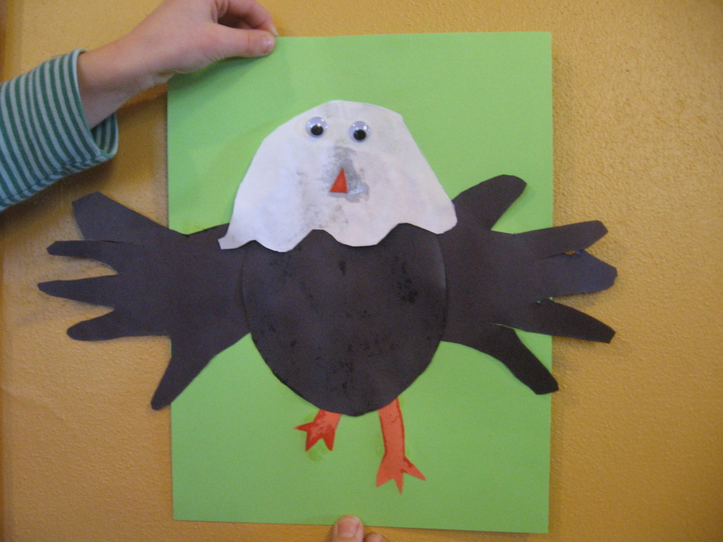 孩子手上印着字母E的鹰