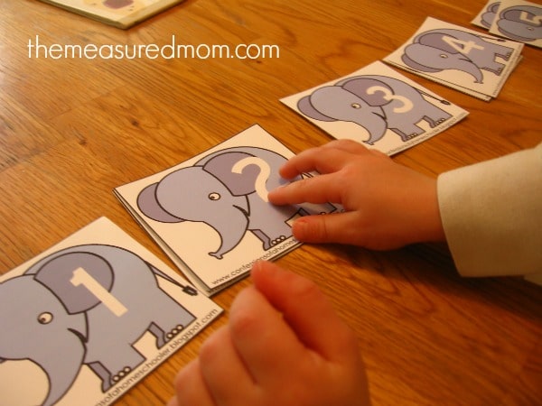 孩子用有数字的大象卡片练习数数