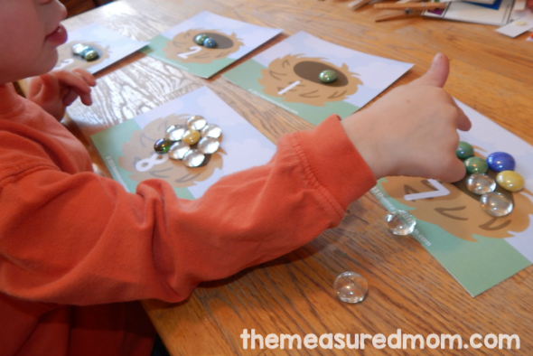 小孩将宝石放在计数垫上