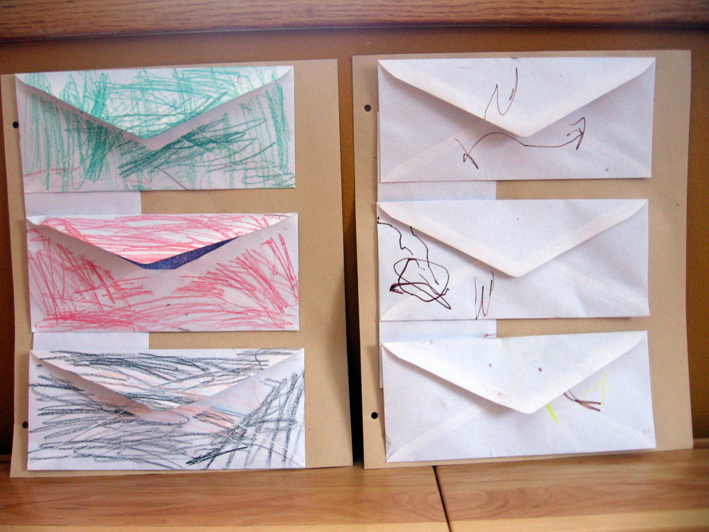 墙上有字母E的信封