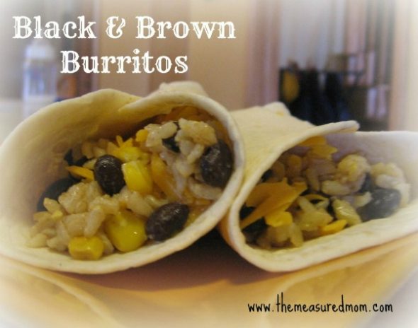 我们喜欢这道没有肉的主菜——把黑豆、米饭和玉米混在一起。加入一些香料和奶酪，然后包上玉米饼!