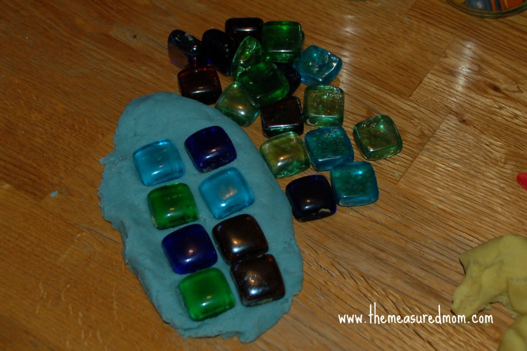 马赛克瓷砖压成面团