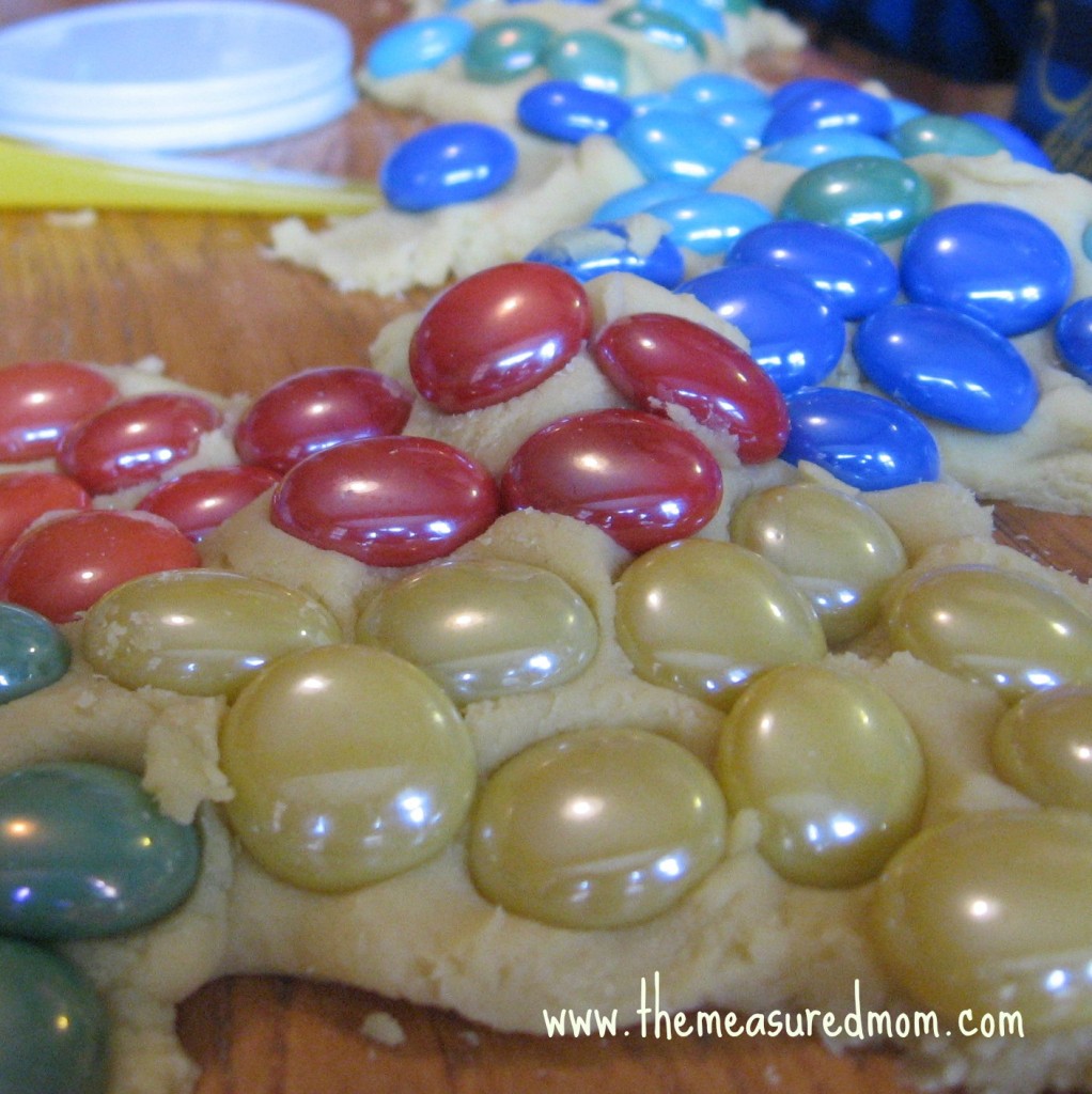 宝石压在面团里