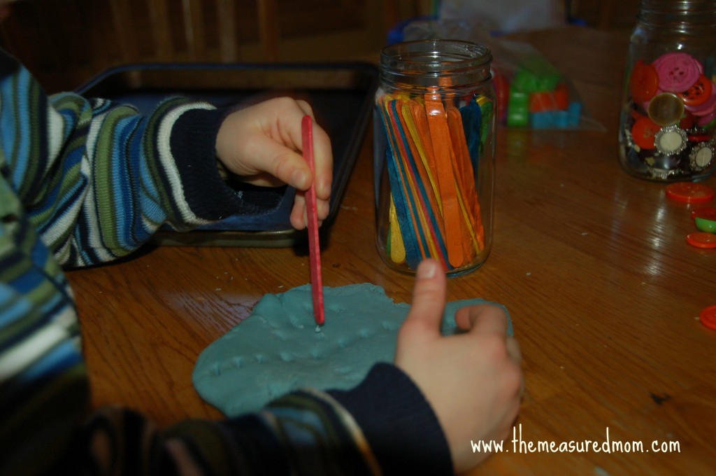 粘手艺的孩子粘在玩具面团里