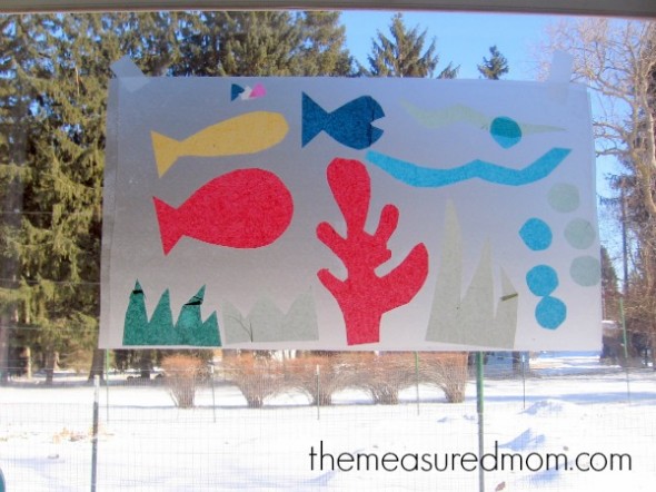 字母F接触纸巾鱼鱼在海洋中