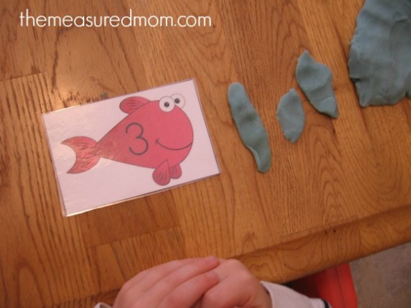 做鱼卡的孩子playdough蠕虫