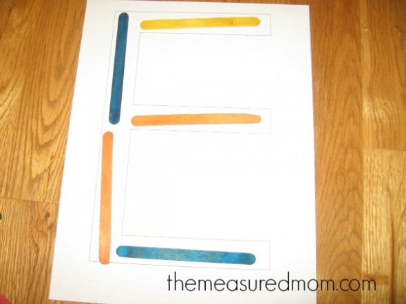 用手工棒写大写字母E