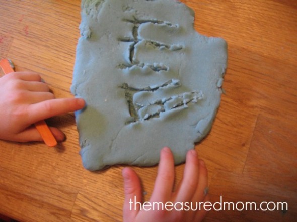 用橡皮泥写的字母E