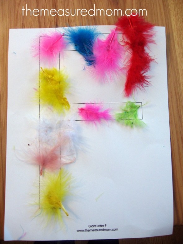 大写字母F上有羽毛