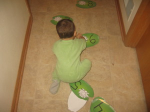 爬上百合垫卡上的孩子