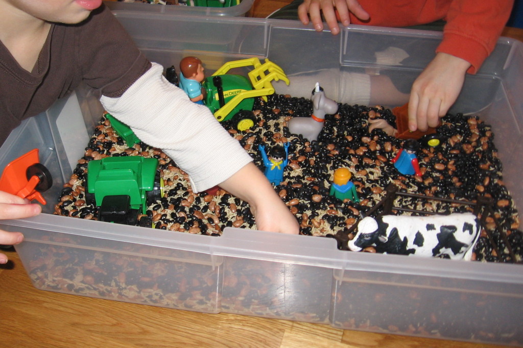 孩子们在豆子和大米盒里玩耍