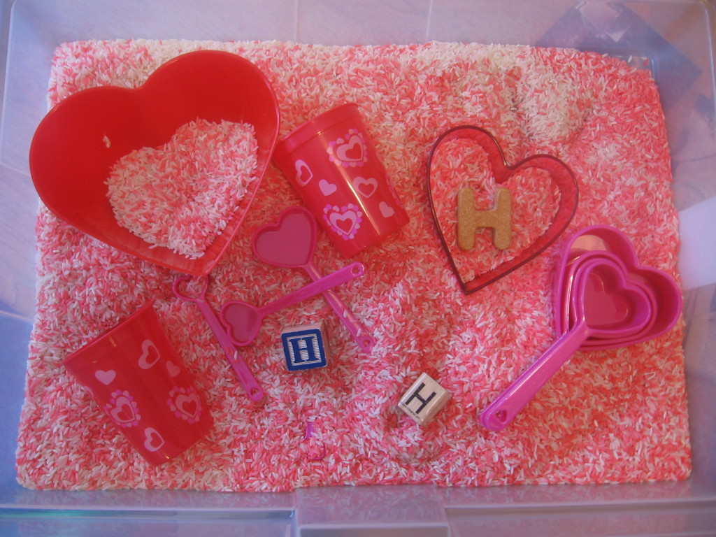 彩色米字母H Sensory Bin