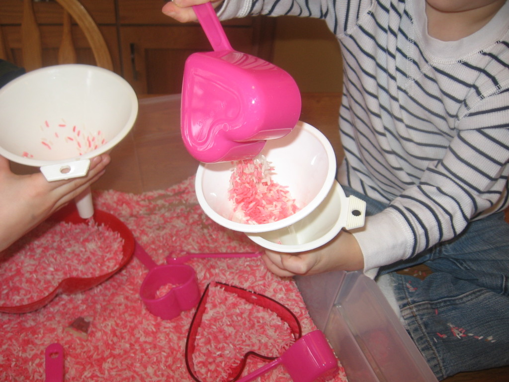 倾倒米饭的儿童进入漏斗