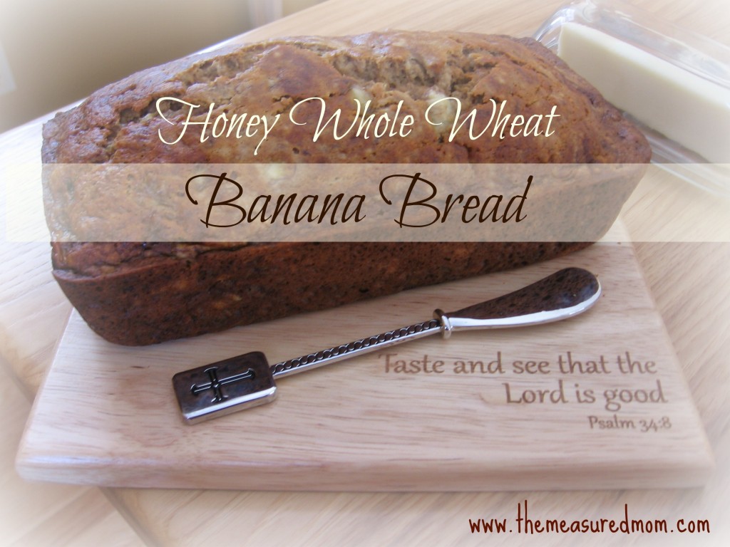 我们喜欢这种健康的全麦香蕉面包!每次结果都很完美!