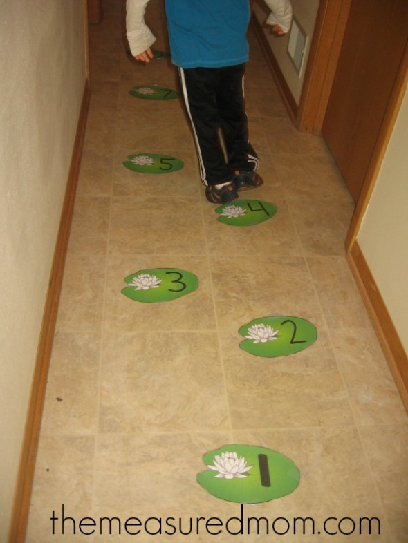 跳上编号百合垫卡的孩子