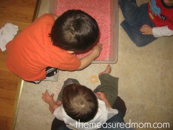 孩子们拿着一盒米饭