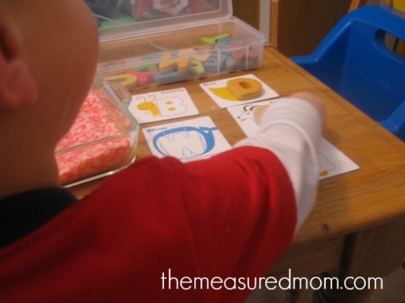 孩子与字母和字母卡片