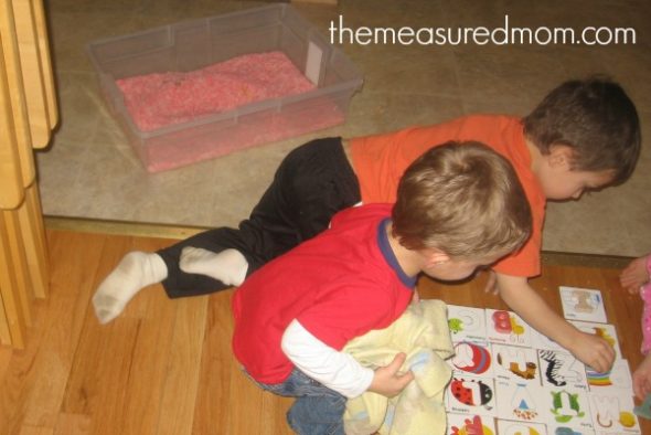 孩子们在玩字母和字母卡片