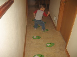 跳跃在百合垫卡上的孩子