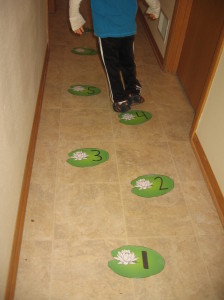 跳跃在百合垫卡上的孩子