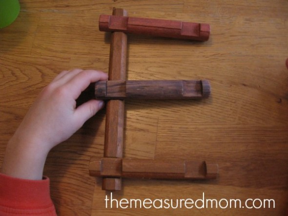 字母E和林肯积木