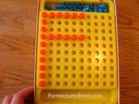 用5钉制成的字母F.