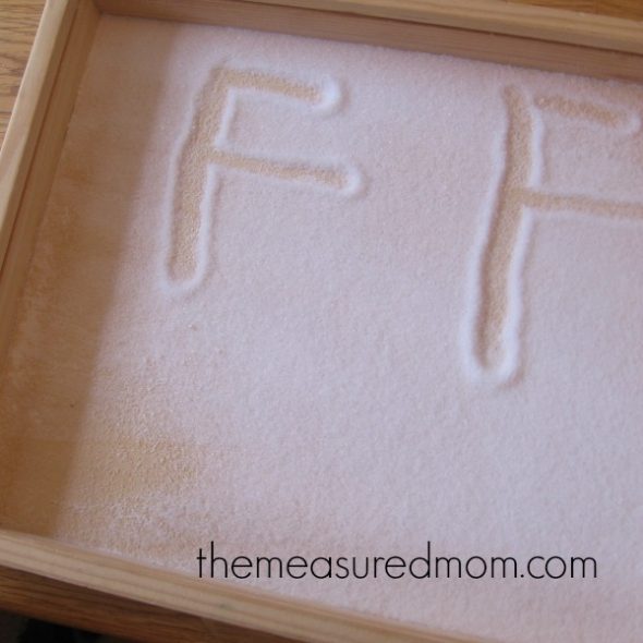 用盐制成的字母F.