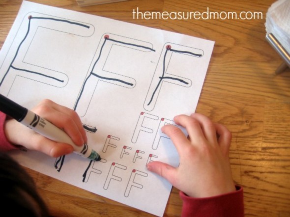 孩子在字母F上写字