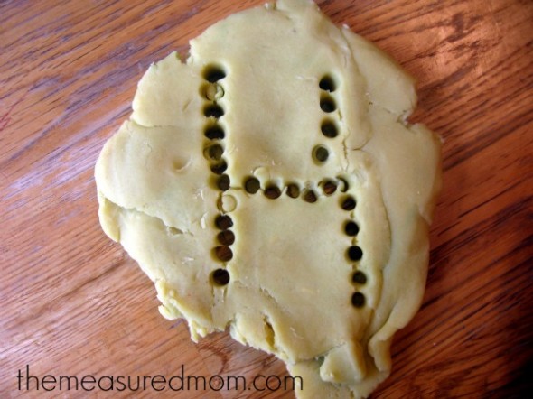 字母H在剧场用洞制作