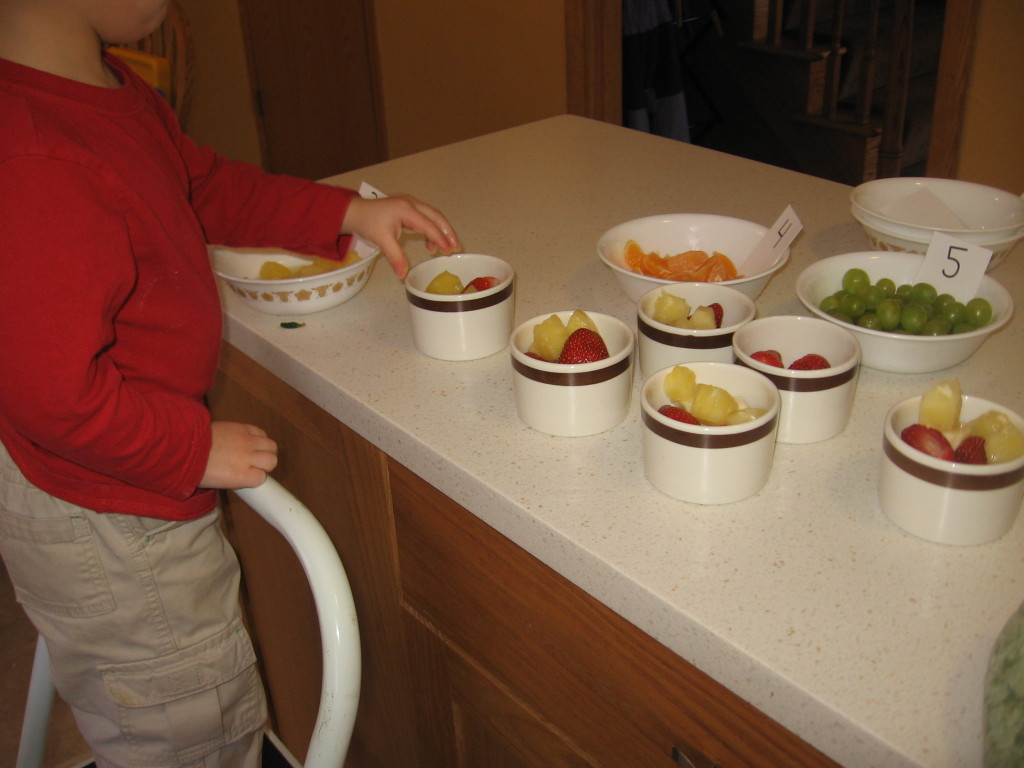 小孩做水果沙拉