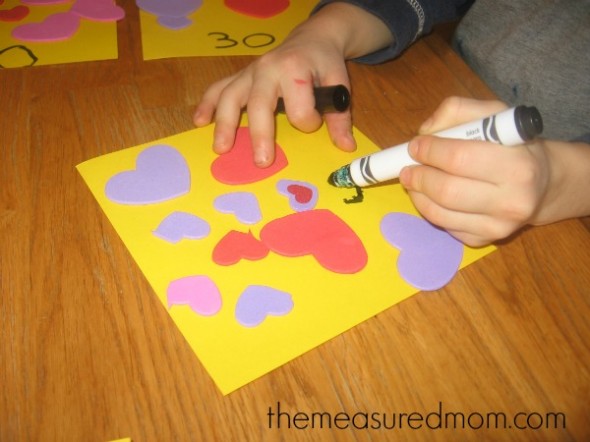 孩子在纸上写数字