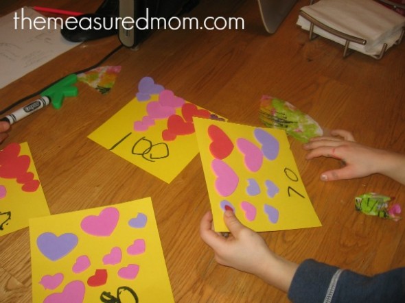 在纸上的孩子读数