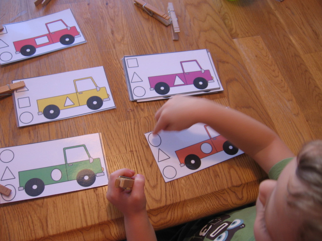 儿童用卡车装载形状剪辑卡片字母t