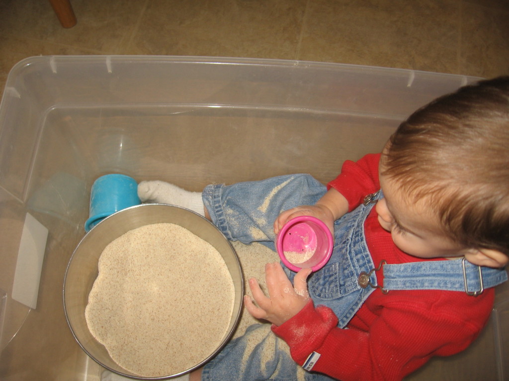 宝宝在“沙箱”中玩耍