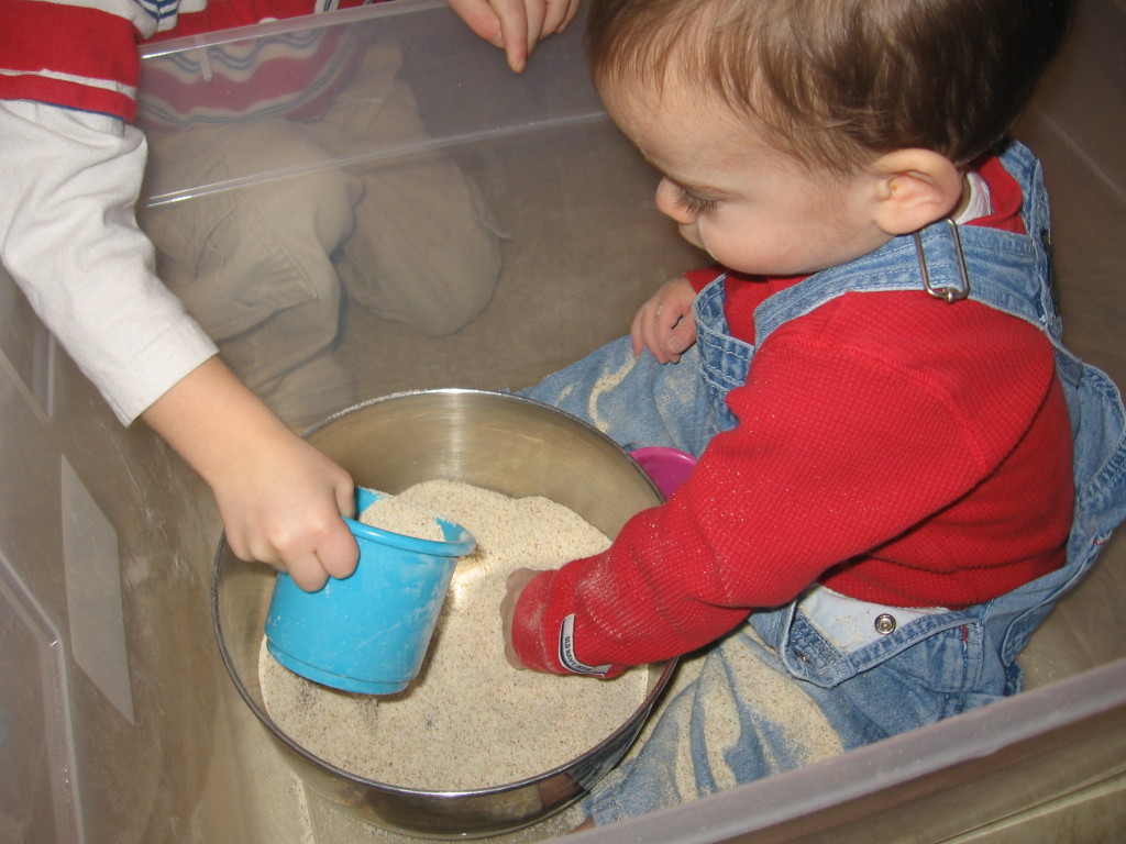 宝宝在“沙箱”中玩耍