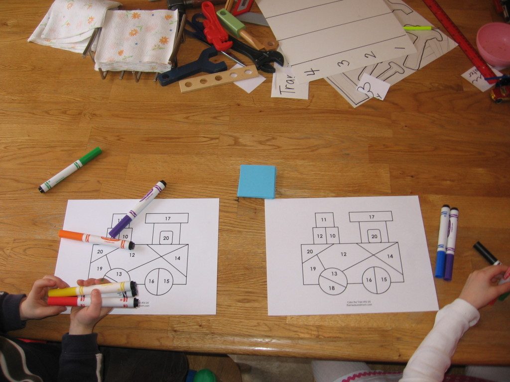 用涂色页和记号笔的孩子