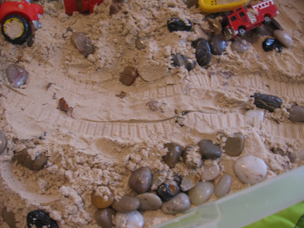 沙箱里有轮胎痕迹