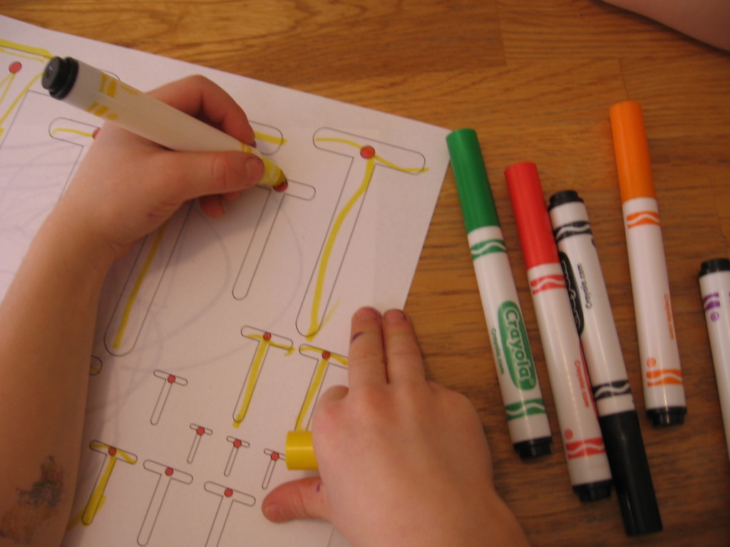 孩子在字母T上写字