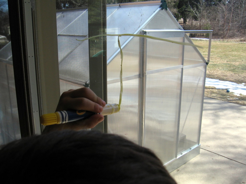 在窗口的孩子写信件t与丘布拉窗口蜡笔