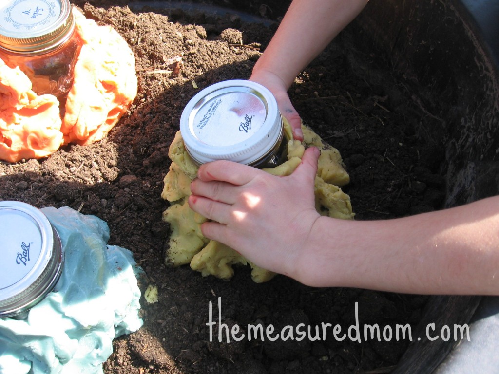 在罐子周围形成面团