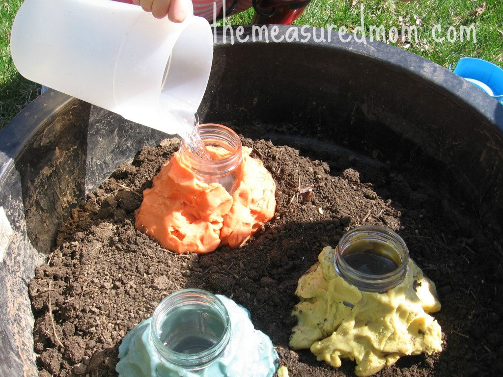 往罐子里倒温水