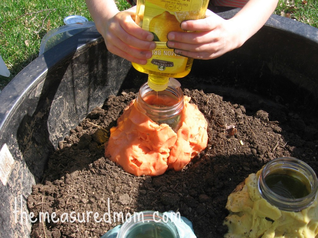 将洗碗机肥皂挤入罐子里