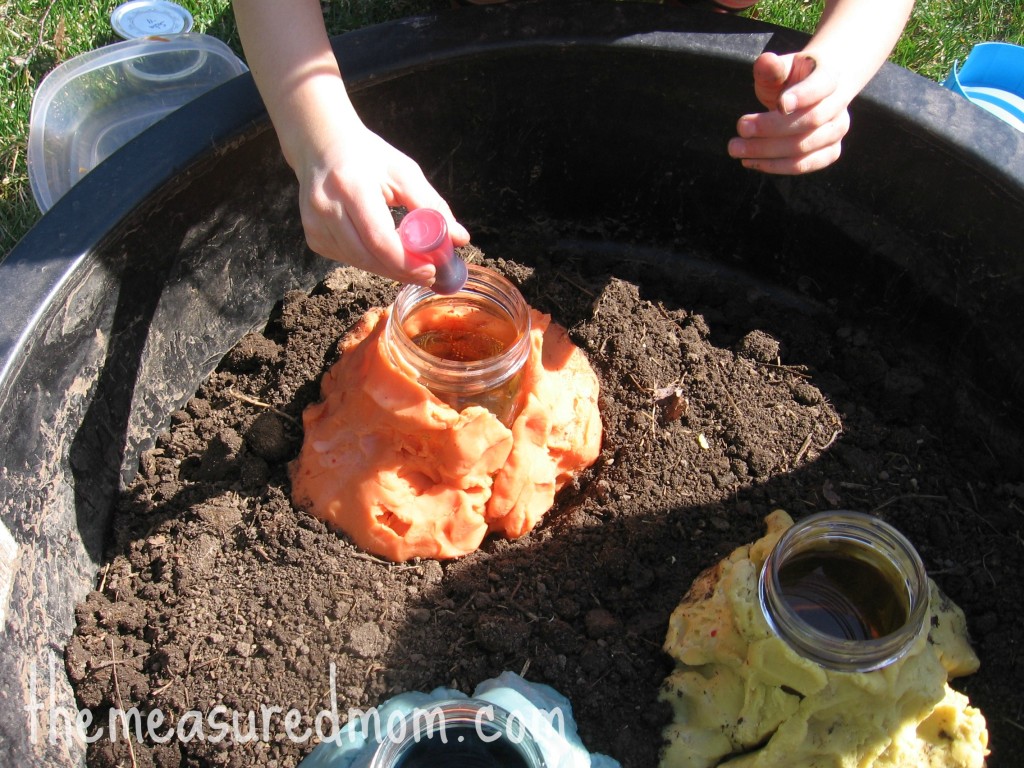 往罐子里加入食用色素