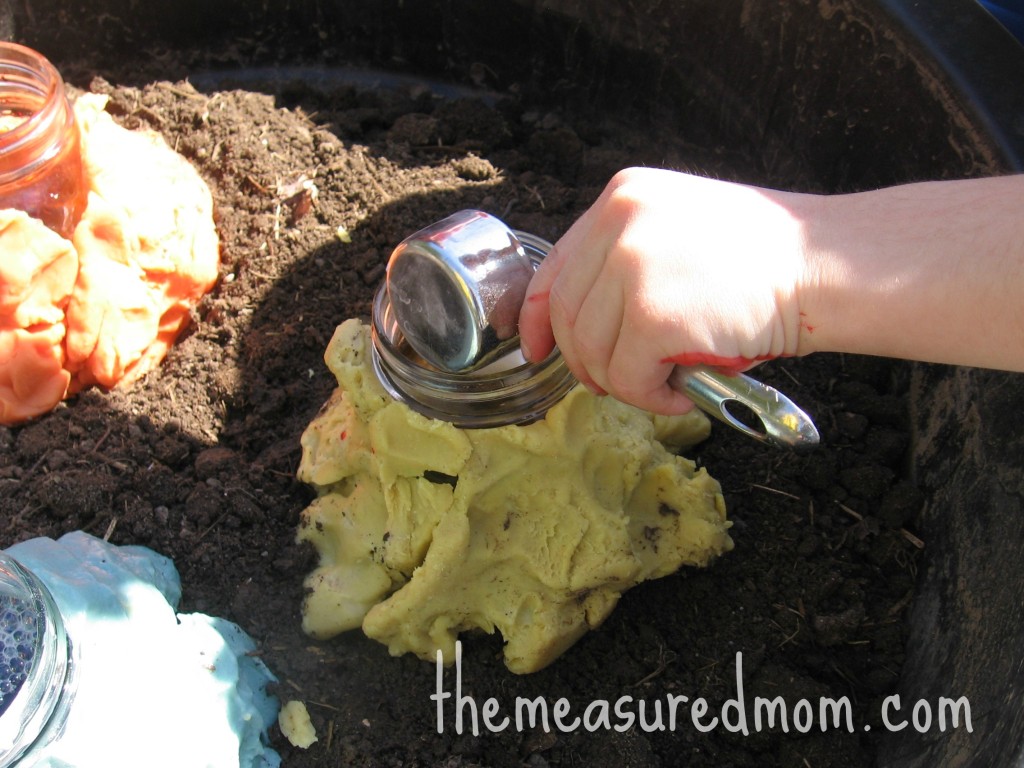 将小苏打倒入罐子中