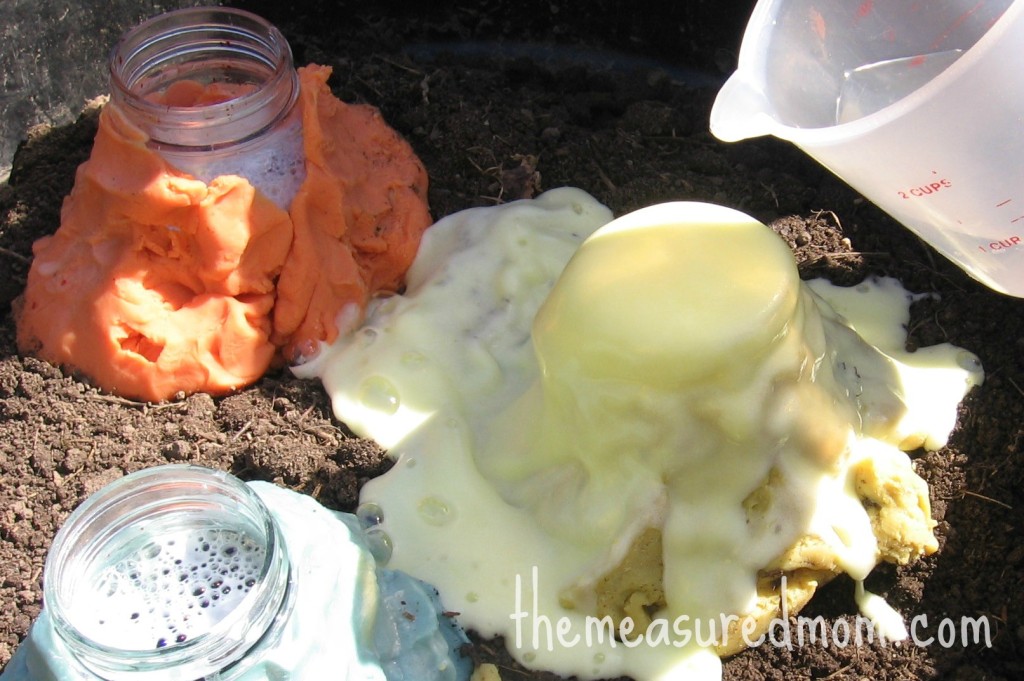 将醋添加到jar和火山爆发