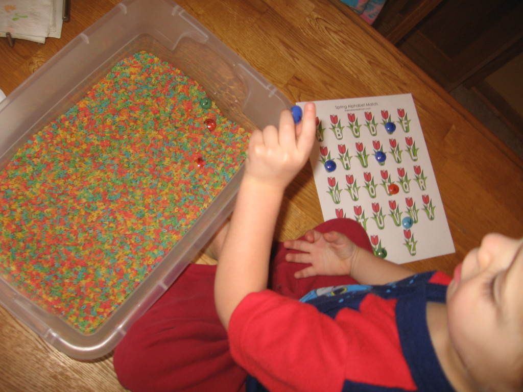 儿童与春天郁金香印刷，宝石，和彩色字母意大利面