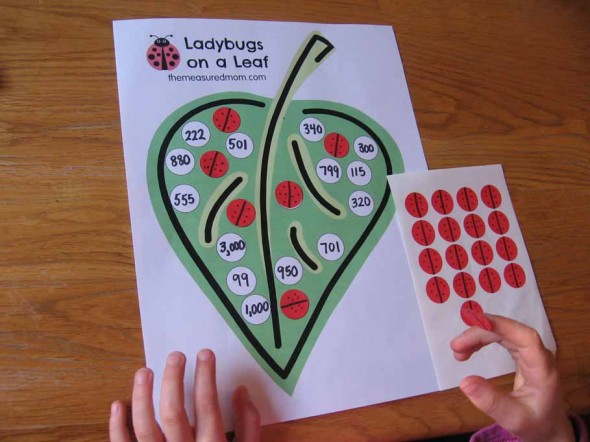 孩子用贴纸和树叶剪贴画