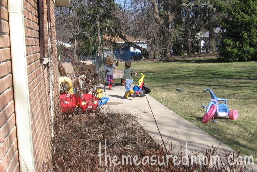 孩子在家里跑来跑去