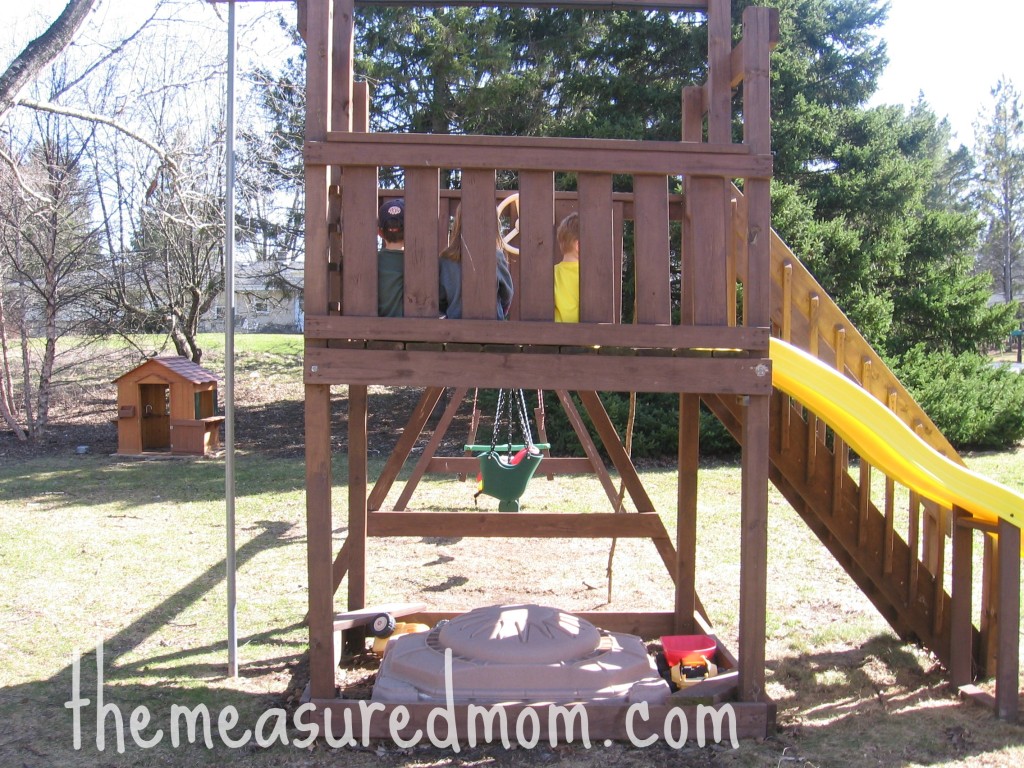 孩子们坐在玩具上