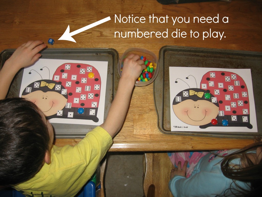 孩子们玩瓢虫卷和封面数学游戏